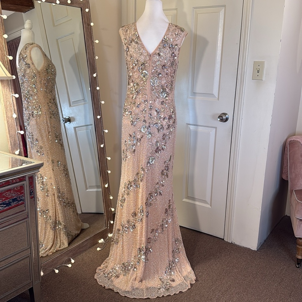 MAC DUGGAL
Pink Embellished Bateau Neck Cap Sleeve Floral Beaded Trumpet Gown - Picture 13 of 17